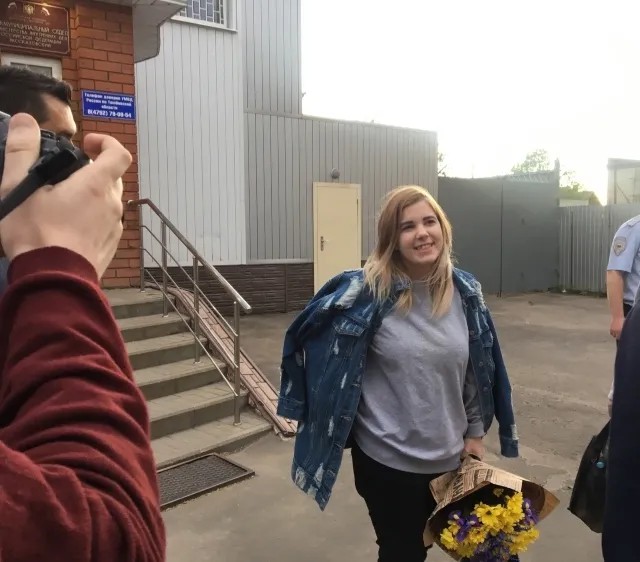 После 10 суток ареста 10 мая Диана Рудакова вышла из СИЗО. Фото: штаб Навального в Тамбове