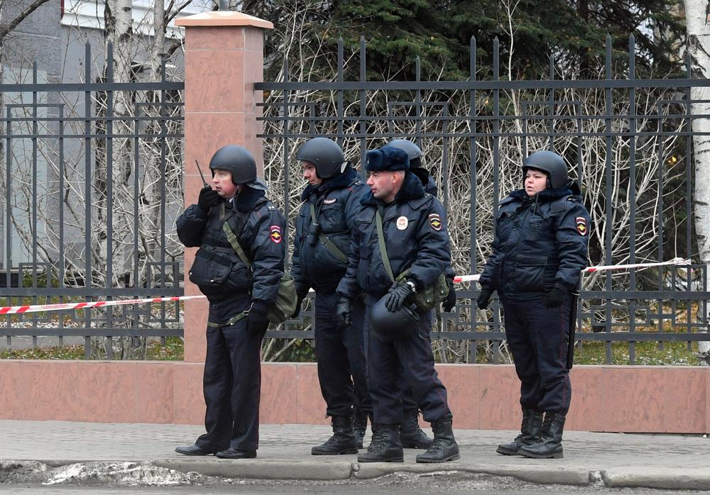 Полицейские у здания архангельского управления ФСБ. Фото: РИА Новости