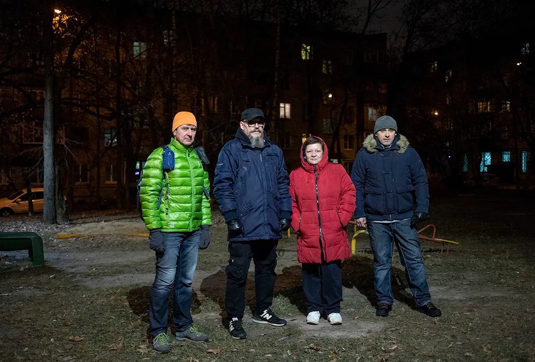 Андрей Марков (в центре) с жителями района. Фото: Влад Докшин / «Новая газета»