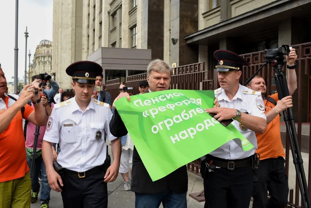 Полицейские задержали Сергея Митрохина, члена партии «Яблоко». Фото: Виктория Одиссонова / «Новая газета»