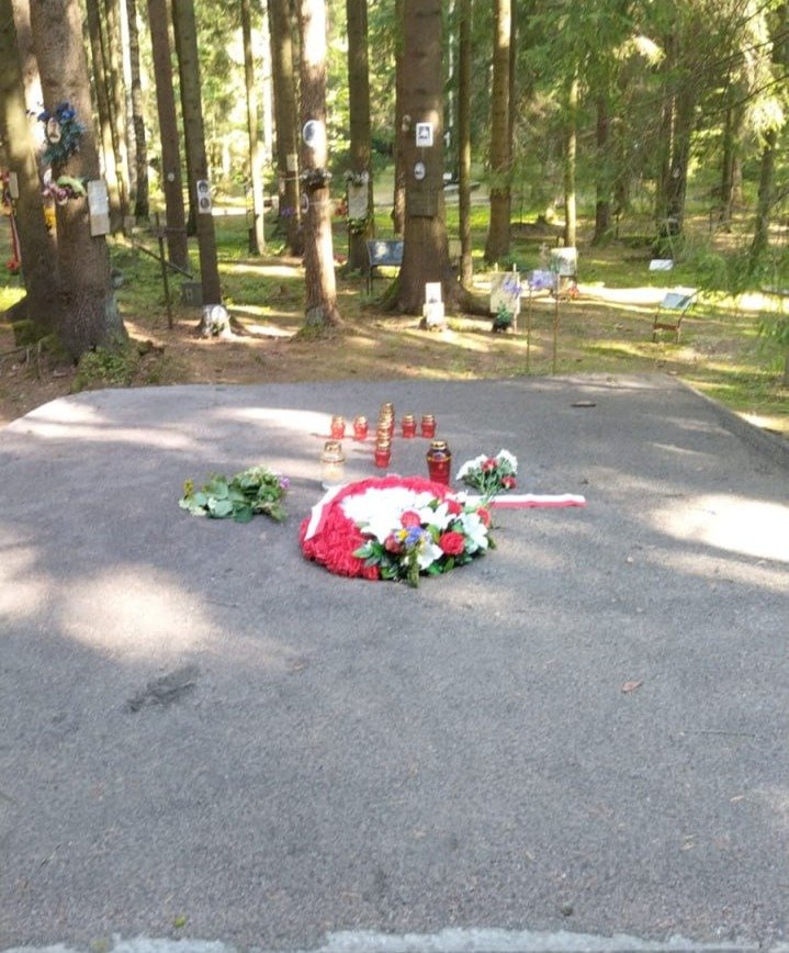На место памятника люди принесли венок и свечи. Фото предоставил Анатолий Разумов