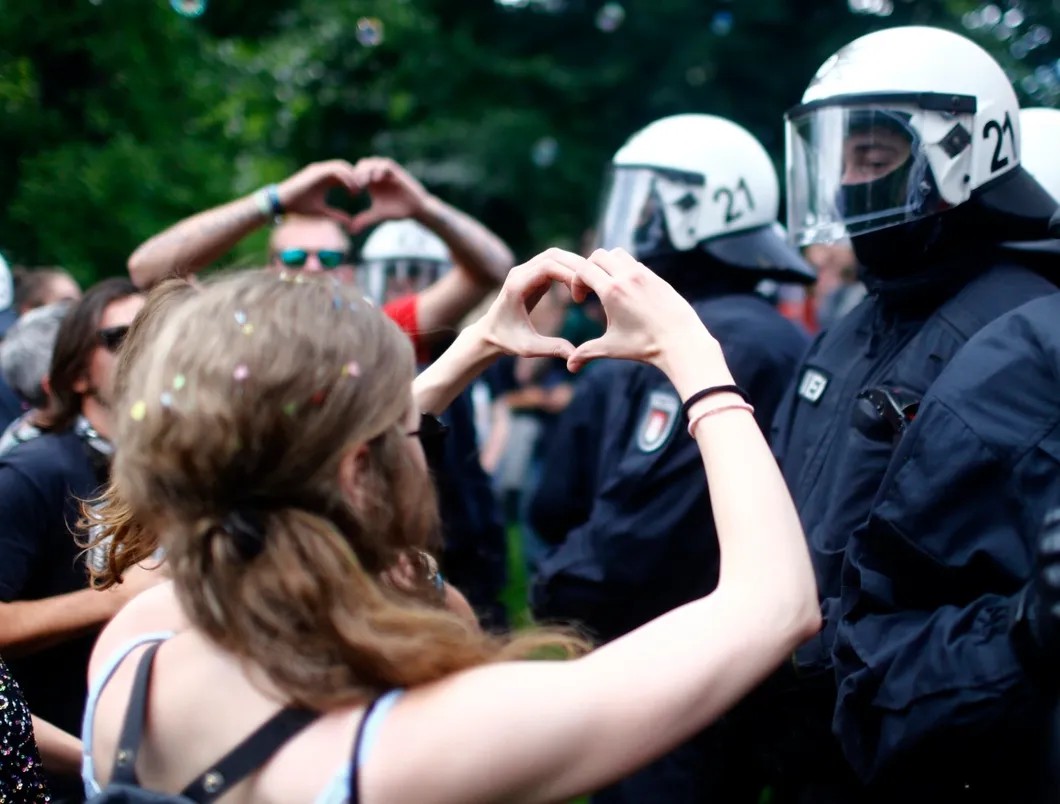 Гамбург. Демонстранты выражают симпатию полицейскому оцеплению. Фото: Reuters