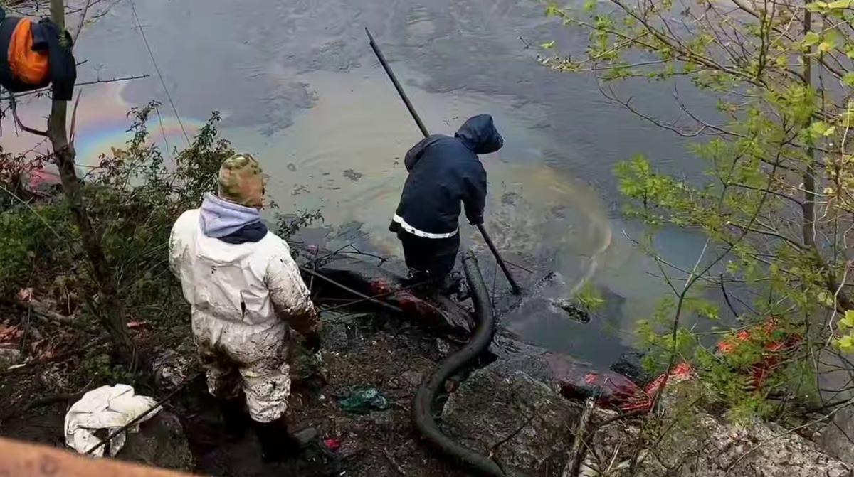 Снятие нефтяного пятна с водной поверхности в Туапсе. Кадр из видео Оперштаба Краснодарского края