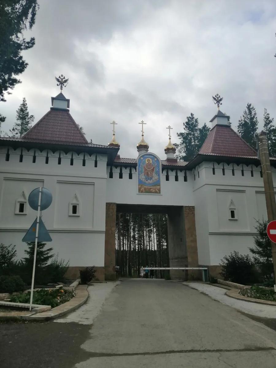 Ворота в женский Среднеуральский монастырь. Фото: сообщество монастыря Вконтакте