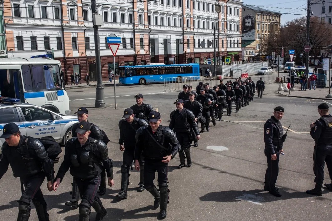 Сотрудники полиции на Славянской площади во время акции. Фото: Влад Докшин / «Новая газета»