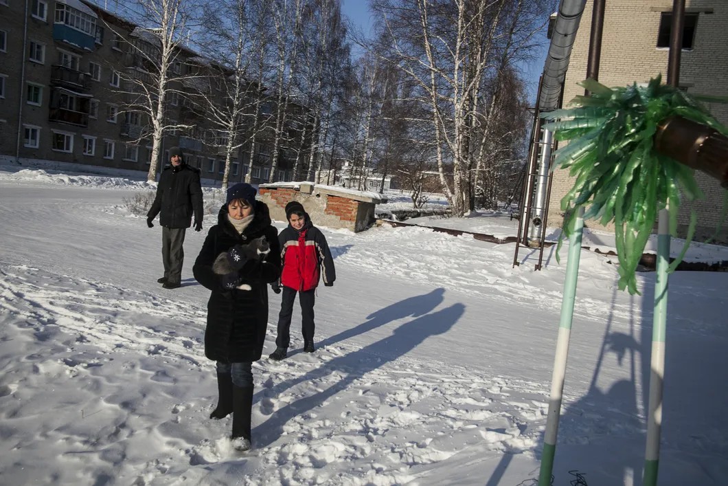 Семья Фихан на прогулке. Фото: Влад Докшин / «Новая газета»