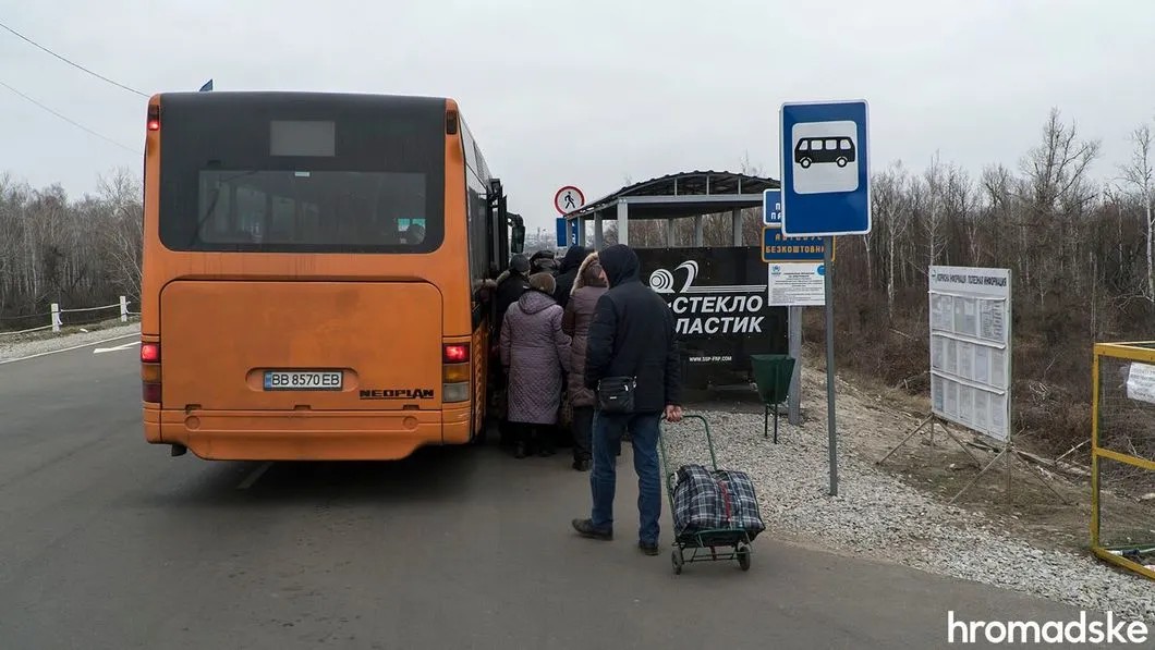 Бесплатный автобус на подконтрольной Украине стороне, перевозящий людей от моста в поселок, Луганская область, 27 ноября 2019 года. Фото: Александр Кохан / hromadske