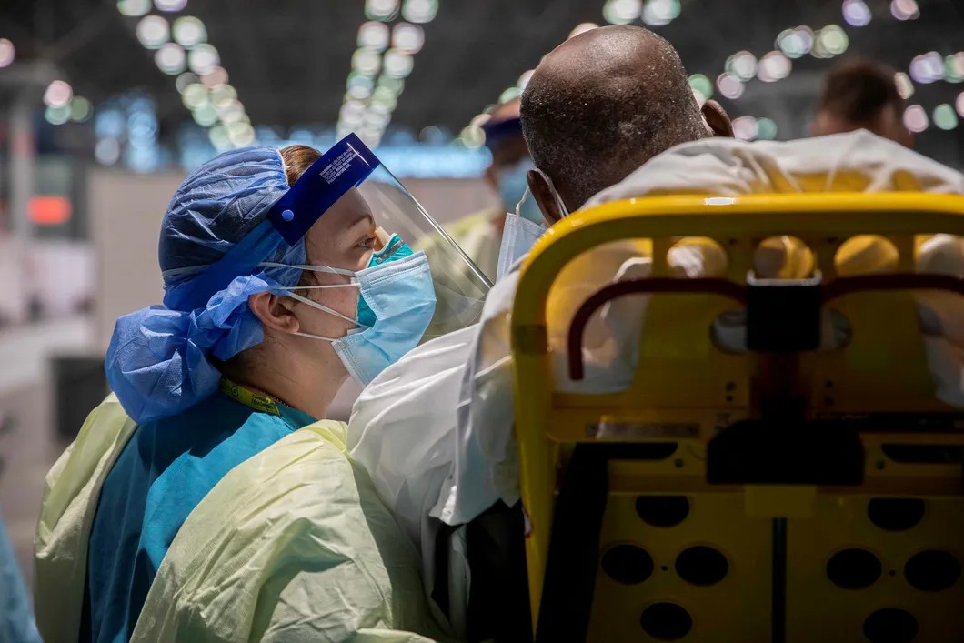 Американский военврач на обходе во время пандемии. Фото: Reuters