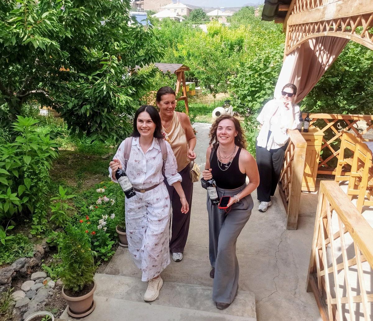 Довольные туристы в гастродворе Степанянов. Фото: Евгения Енгибарян