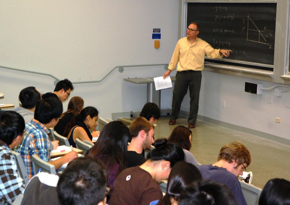 Фотография из архива 2012 года. Профессор Калифорнийского университета в Беркли Дэвид Кард во время лекции. Фото: ЕРА