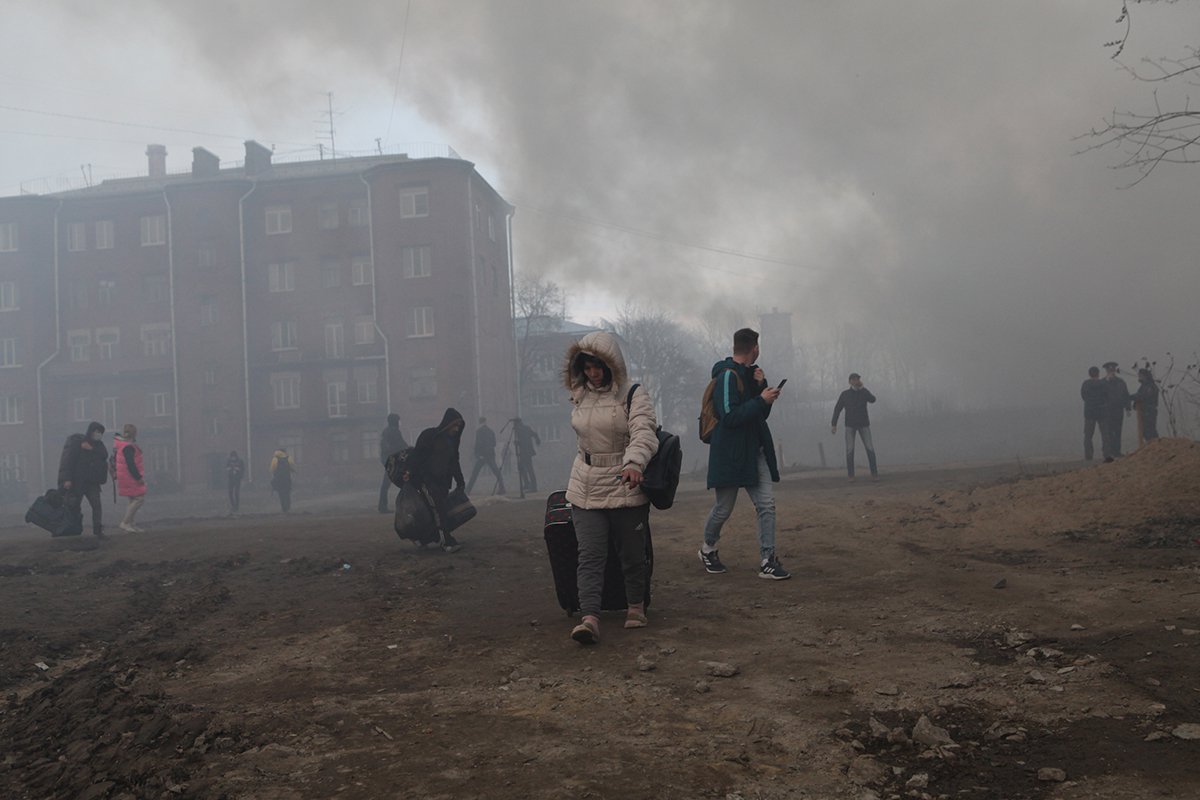 Жители покидают хостел и соседние дома. Фото: Елена Лукьянова / «Новая газета»