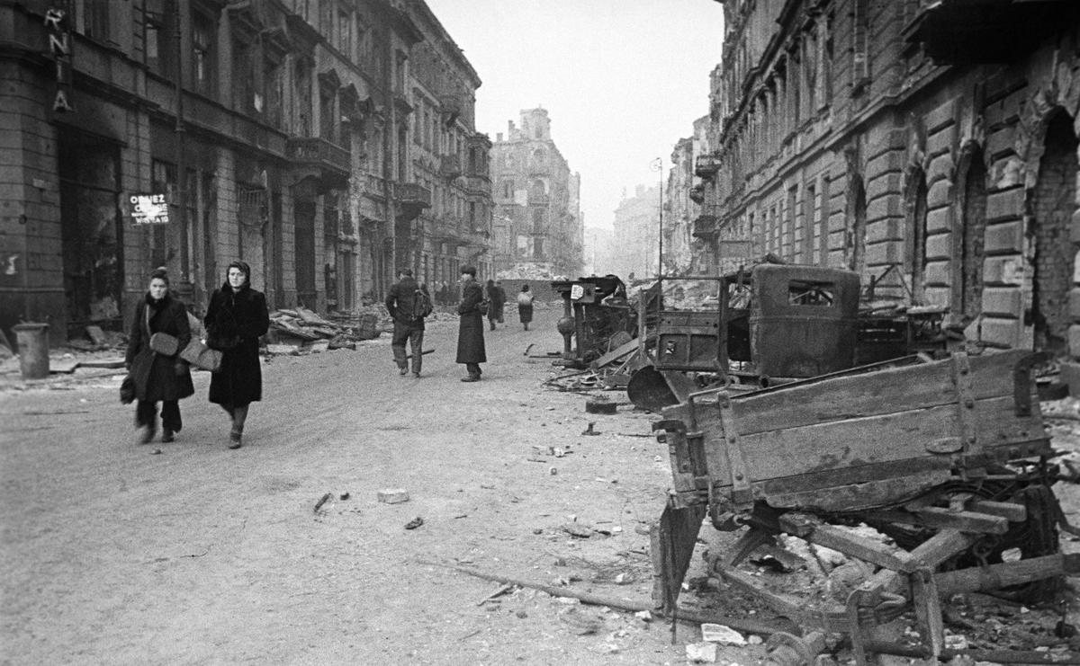 Февраль 1945 года. Варшава. Одна из улиц города после освобождения его от немецких захватчиков. Фото: Владимир Гребнев / ТАСС