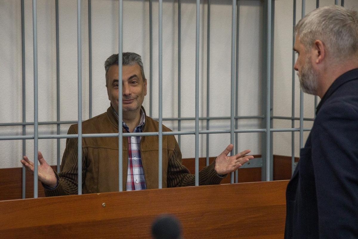 Лев Шлосберг в зале суда. 11 июня 2025 года. Фото: Алексей Душутин / «Новая газета»