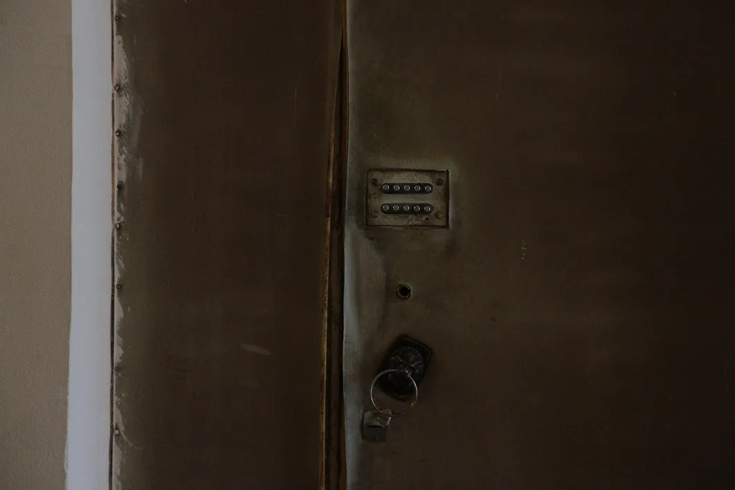 Это не домофон, а дверь в комнату. Фото: Светлана Виданова / «Новая газета»