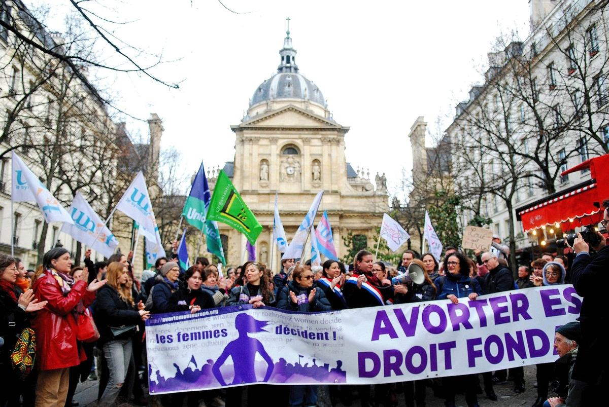 Митинг сторонников закрепления права на аборт в Конституции Франции, Париж. Фото: Ait Adjedjou Karim / ABACA