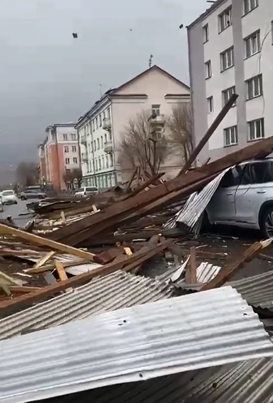 Рухнувшая крыша 14-го общежития СФУ. Фото: стоп-кадры видео очевидца