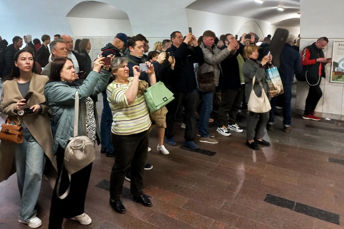 Открытие сталинского барельефа на «Таганской». Фото: Светлана Виданова / «Новая газета»