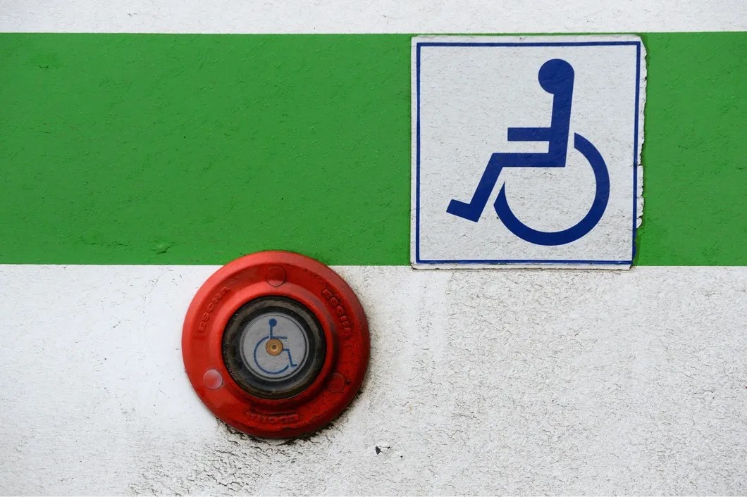 Кнопка вызова водителя на автобусе, оборудованном для перевозки людей с инвалидностью. Фото: РИА Новости