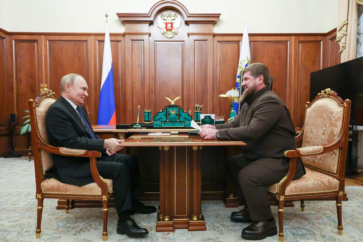 Представим: Кадырова нет. Людям, муссирующим слухи о здоровье чеченского  главы, стоит задуматься о том, с какими проблемами столкнется Чечня в  случае печального исхода — Новая газета