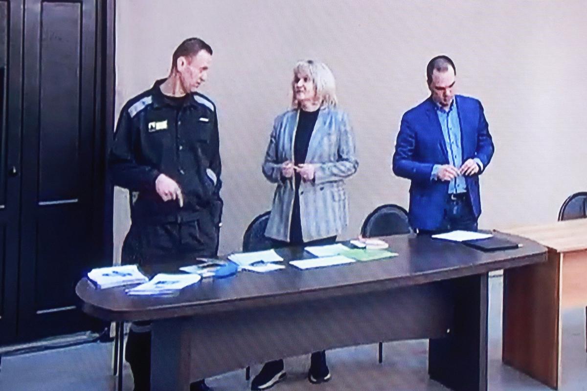 22 марта 2022 года. Покров. Алексей Навальный, адвокат Ольга Михайлова и адвокат Вадим Кобзев. Сергей Фадеичев / ТАСС