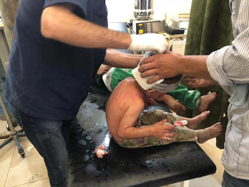 Пострадавший от авиаударов по восточному району Идлиба 10 июня 2019 года. Только один из госпиталей этого района сообщил мониторинговой службе о 39 пострадавших. Фото к материалу предоставлены активистами «Сирийского американского медицинского общества», а также медиаактивистом, жителем Идлиба Абдурахманом А.
