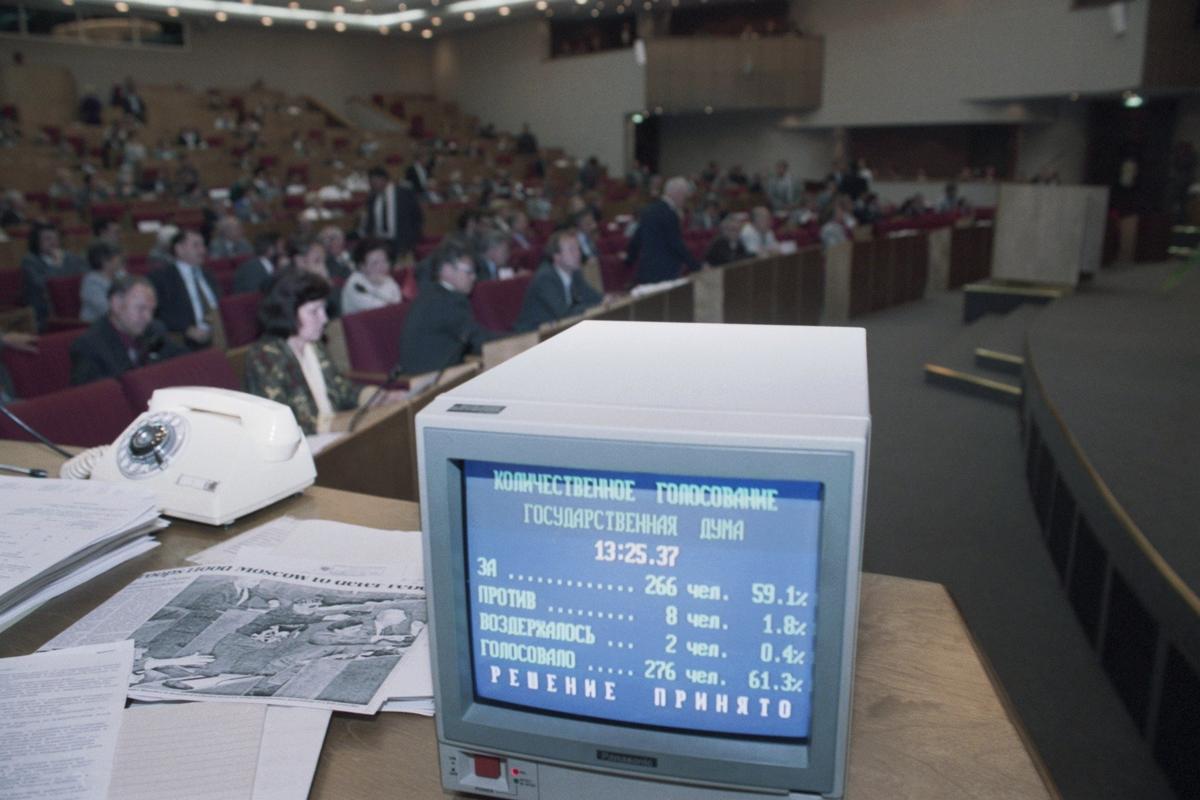 23 июня 1995 г. Результаты голосования относительно отставки Министра обороны Павла Сергеевича Грачёва. Фото: Николай Малышев / Фотохроника ТАСС