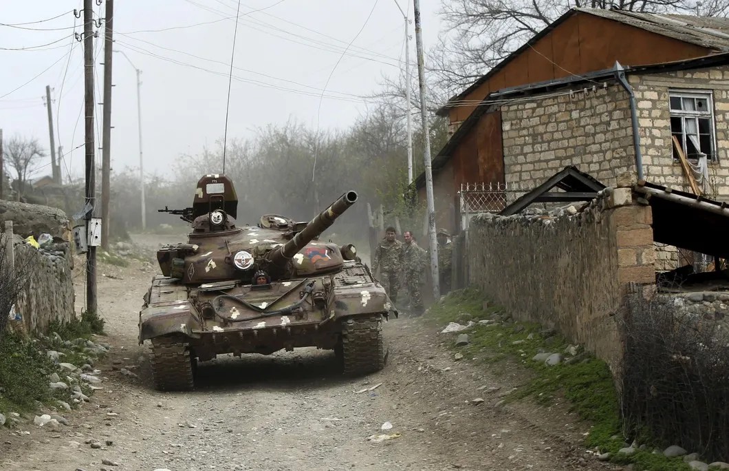 Танк Армии обороны Нагорно-Карабахский республики движется по дороге, село Талыш. 6 апреля 2016 года. Фото: Reuters
