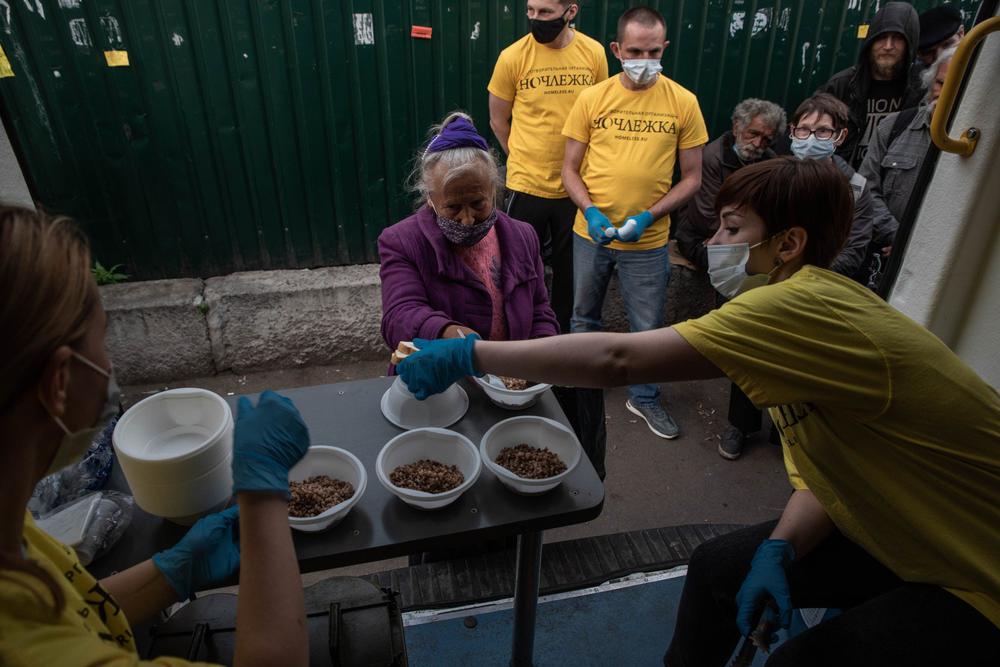 Волонтеры «Ночлежки» раздают еду бездомным и малоимущим. Фото: Виктория Одиссонова / «Новая газета»