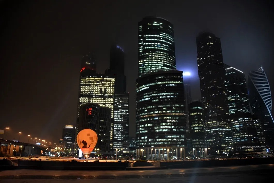 В честь 80-летия Юрия Роста у «Москвы-Сити» был запущен воздушный шар с его именем. Фото: Виктория Одиссонова / «Новая газета»