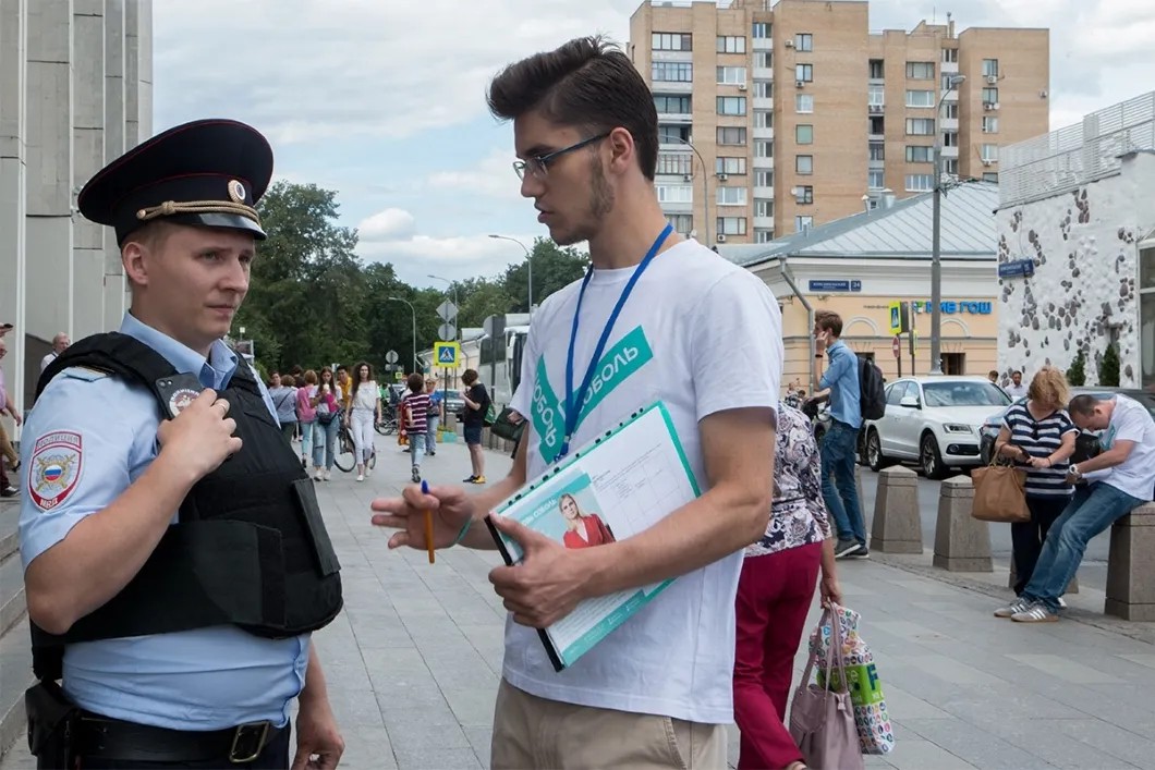 Дежурный полицейский с волонтерами был вежлив. Фото: Светлана Виданова / «Новая газета»