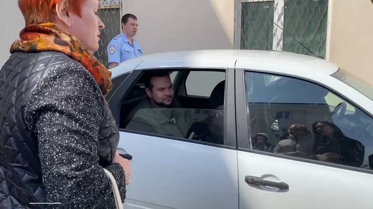 Хаснутдинова везут из суда в ИВС. Скрин видео