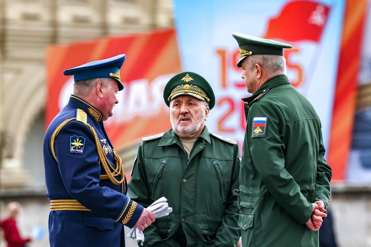 Руслан Цаликов (в центре) во время генеральной репетиции парада на Красной площади. Фото: Артем Геодакян / ТАСС