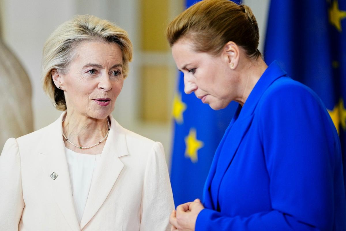 Метте Фредериксен и Урсула фон дер Ляйен во время встречи в рамках неформального саммита Евросоюза. Фото: Scanpix / AP / TASS