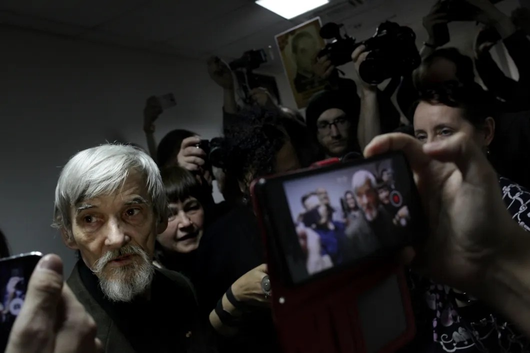 Журналисты берут интервью у Дмитриева в коридорах Петрозаводского горсуда. Фото: Анна Артемьева / «Новая газета»