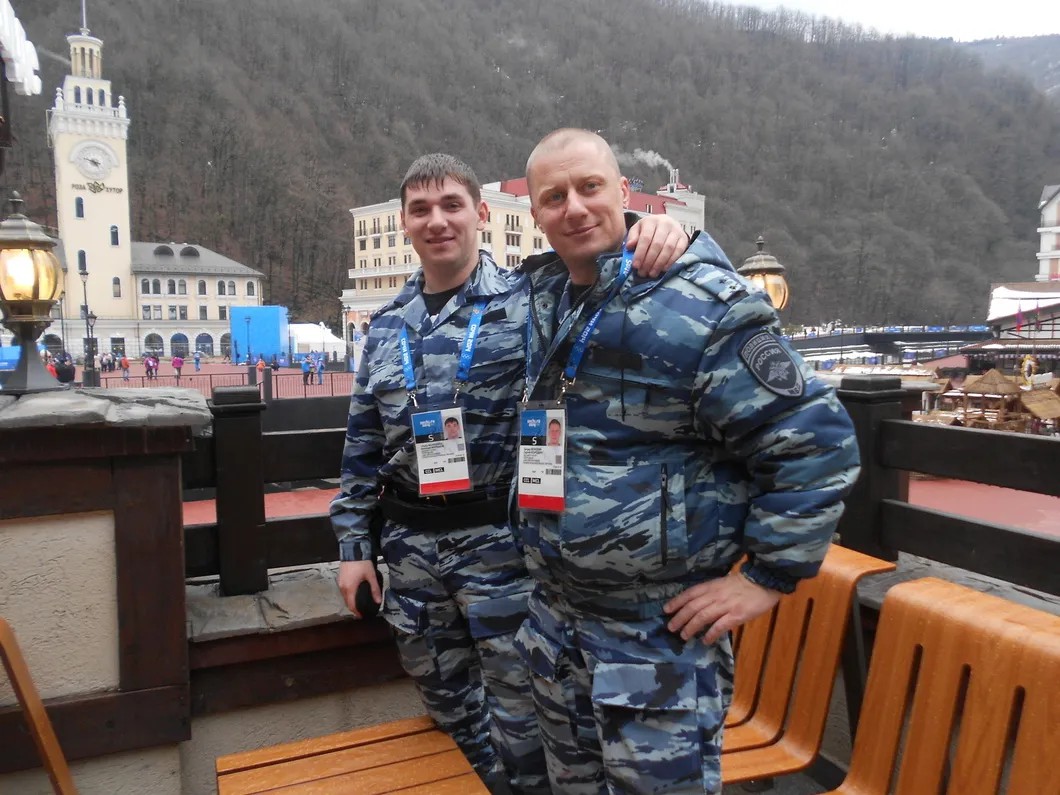 Прапорщик Бородин (справа) и сержант Мурашов на Олимпиаде в Сочи. Фото из личного архива Сергея Бородина