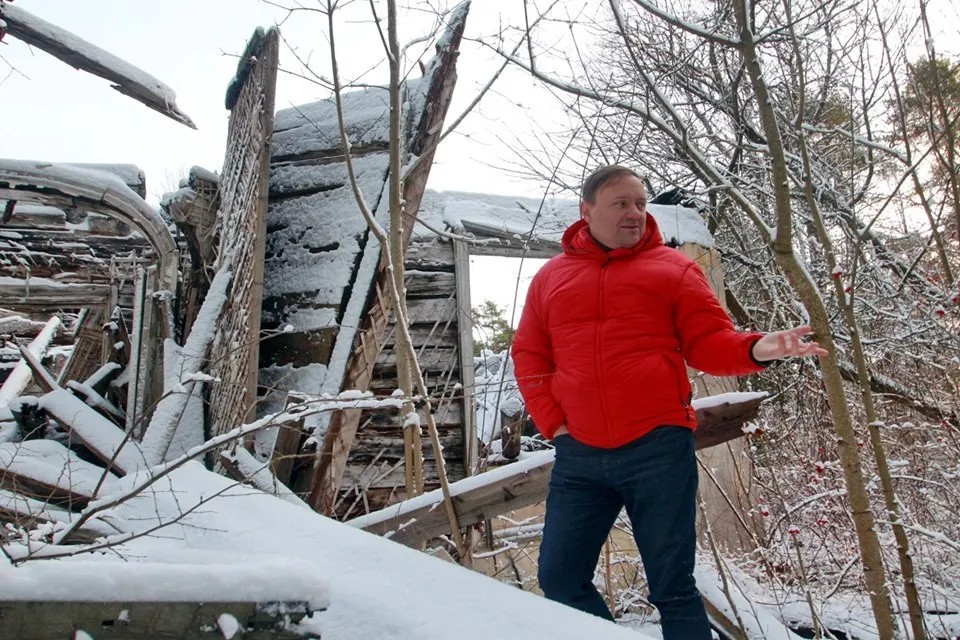 Председатель КГИОП Сергей Макаров на руинах Дома Фертиг в Сестрорецке. Фото: Дмитрий Ратников
