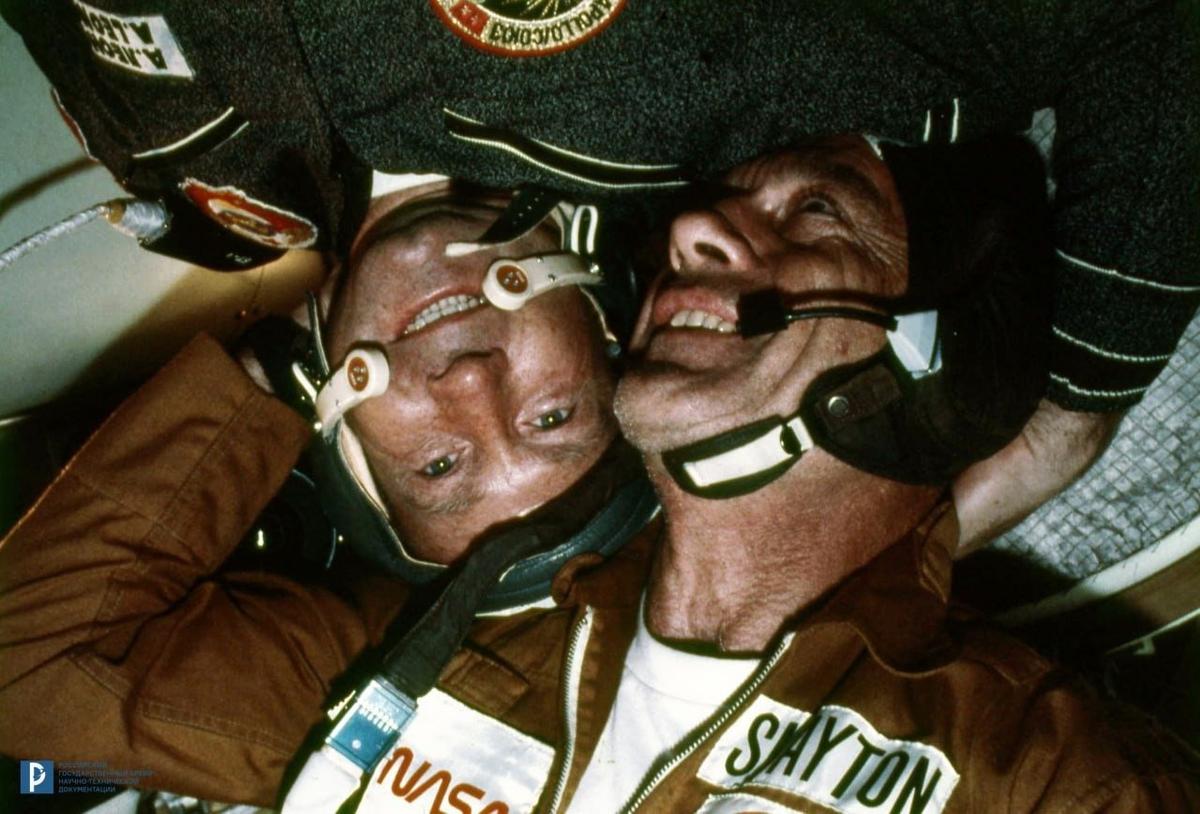 17 июля 1975 года, Союз-Аполлон. Леонов и Слейтон в корабле «Союз-19» во время стыковки. Фото: тг-канал Космонавт Кирилл Песков