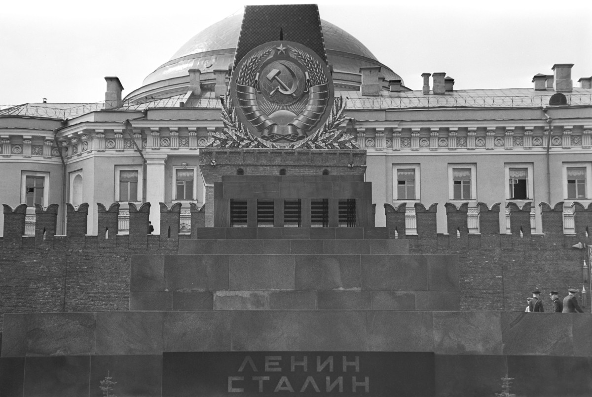 1 мая 1958 года. Москва. Мавзолей еще с именами Ленина и Сталина. Фотохроника ТАСС