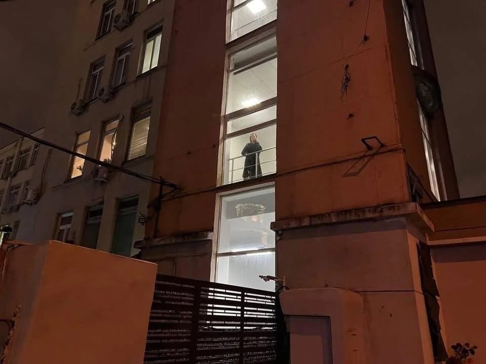 Адвокат «Новой» Екатерина Тертухина во время обыска и допроса сотрудников. Фото: Дарья Корнилова