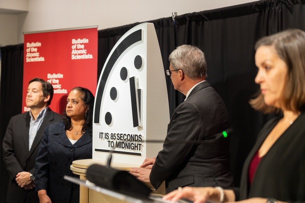 85 секунд до полуночи на часах Судного дня — индикаторе рисков глобальной катастрофы. Фото: «Бюллетень ученых-ядерщиков», 2026 год
