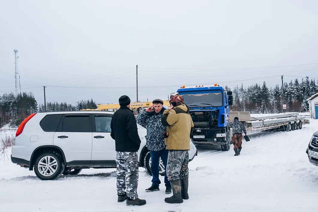 Активисты перекрыли выезд грузовику с плитами для мусорного полигона. Фото: Анна Шулятьева для «Новой газеты»