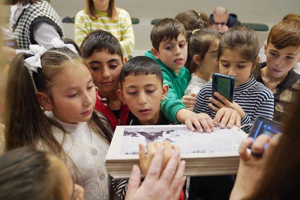 Презентация тактильной копии мультфильма «Пес и Кот» воспитанникам СМАРТ Центра в селе Дебет Лорийской области. Фото предоставлено автором