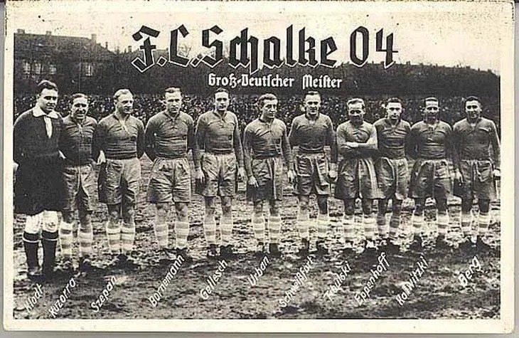 Чемпионская открытка с Schalke 04. Фото из книги Zwischen Blau und Weiß liegt Grau, Stefan Goch