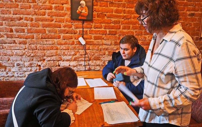 Сбор подписей для получения Борисом Надеждиным статуса кандидата на выборах президента. Фото: Александр Чиженок / Коммерсантъ