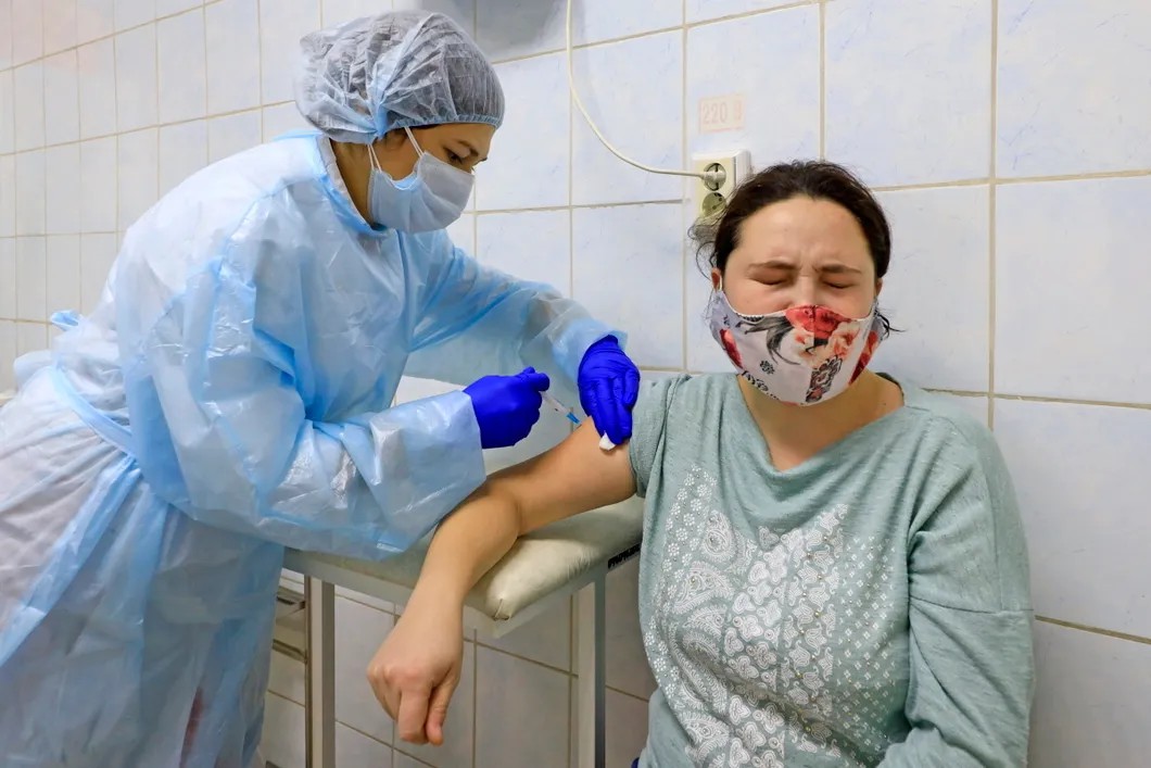 Вакцинация участников клинических испытаний вакцины «Эпиваккорона» в Тюмени. Фото: Максим Слуцкий / ТАСС