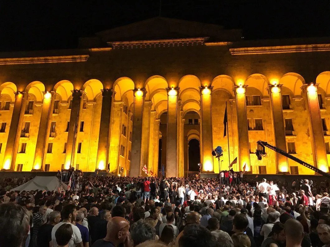По разным оценкам, 20 июня у парламента собрались от 7 до 10 тысяч человек. Фото: Екатерина Фомина / «Новая газета»