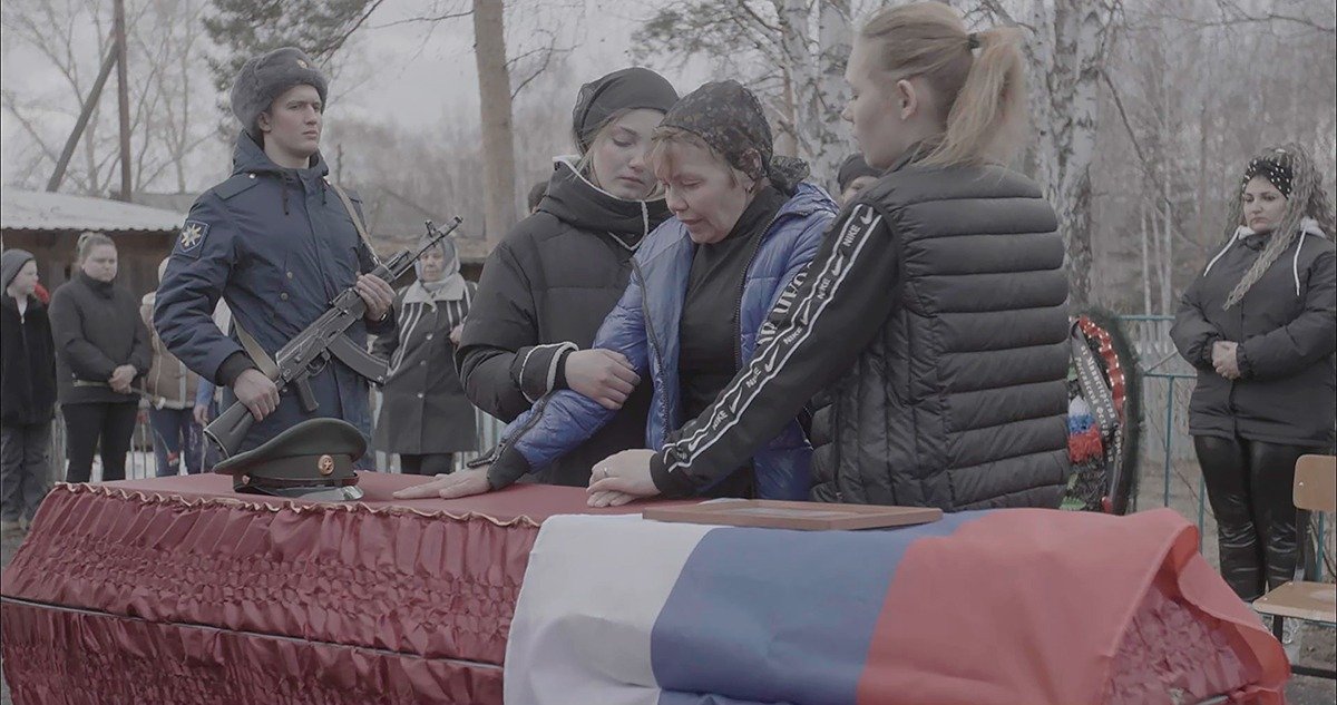 Похороны солдата Павла Жевнеровича. Его мать Екатерина Ондар в центре. Кадр съемки из домашнего архива