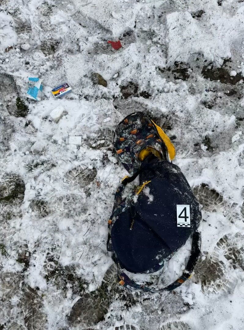 Сумка со взрывчаткой на месте задержания. Кадр оперативной съемки