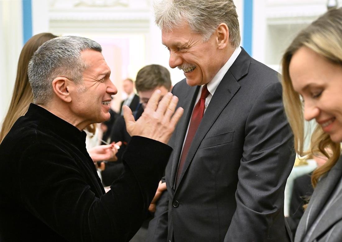 Дмитрий Песков (справа) и Владимир Соловьев на церемонии. Фото: Дмитрий Азаров / Коммерсантъ