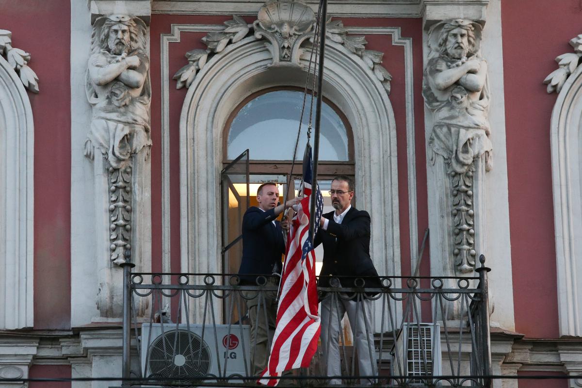 Сотрудники снимают флаг США со здания консульства в Санкт-Петербурге. 2018 год. Фото: Igor Russak / SOPA Images via ZUMA Wire